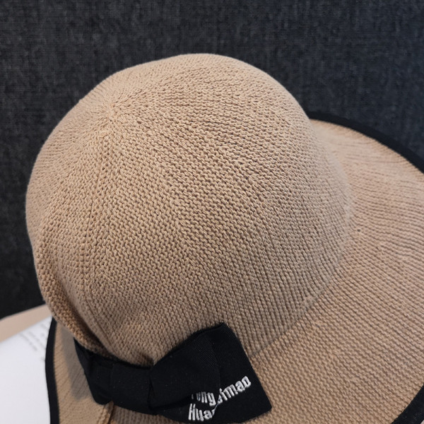 Alkalmi női sapka rojtokkal és szalaggal, nyárra