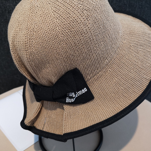 Alkalmi női sapka rojtokkal és szalaggal, nyárra