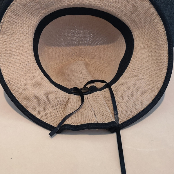 Alkalmi női sapka rojtokkal és szalaggal, nyárra