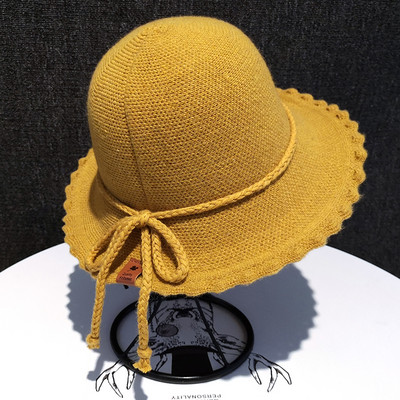 Modern női gyapjúkalap rojtokkal