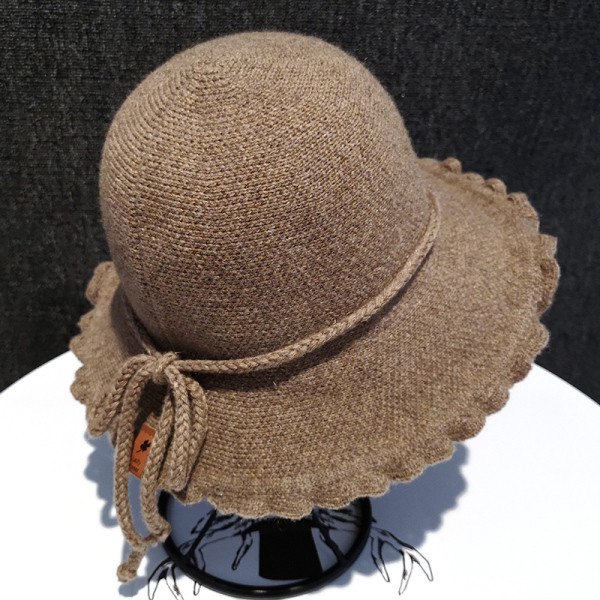 Modern női gyapjúkalap rojtokkal