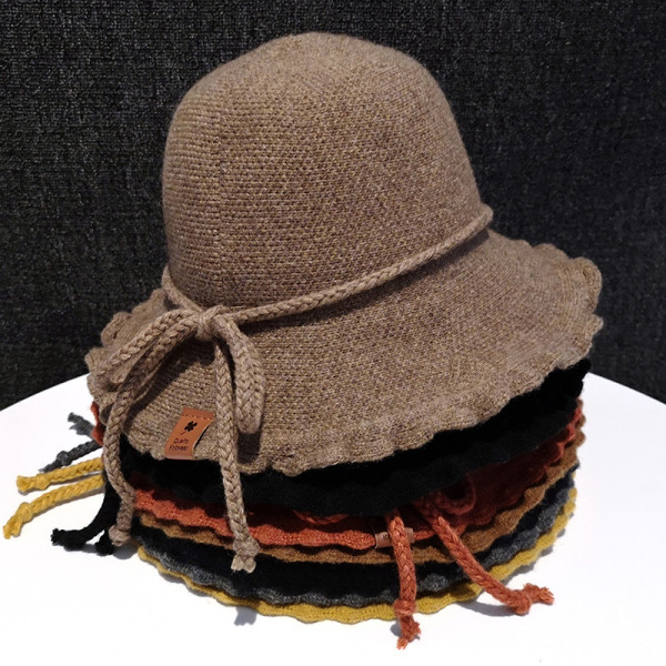 Modern női gyapjúkalap rojtokkal