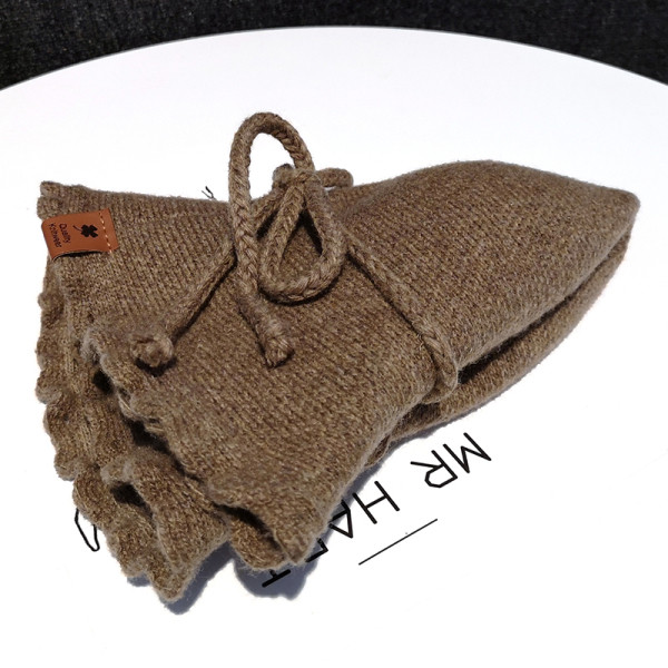 Modern női gyapjúkalap rojtokkal