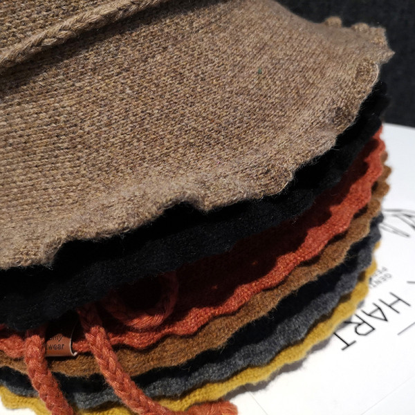 Modern női gyapjúkalap rojtokkal