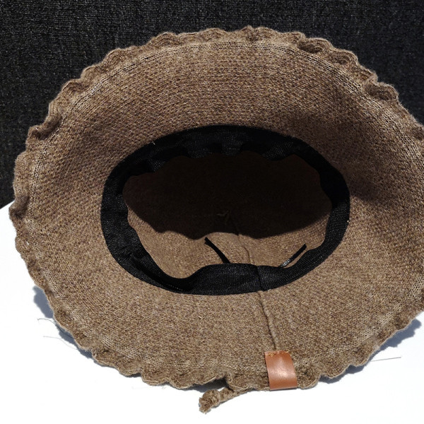 Modern női gyapjúkalap rojtokkal