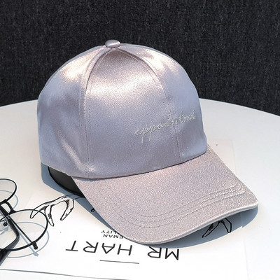 Modern női szatén sapka hímzéssel