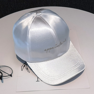 Modern női szatén sapka hímzéssel