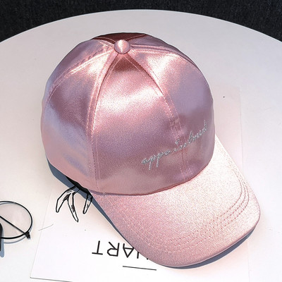 Modern női szatén sapka hímzéssel