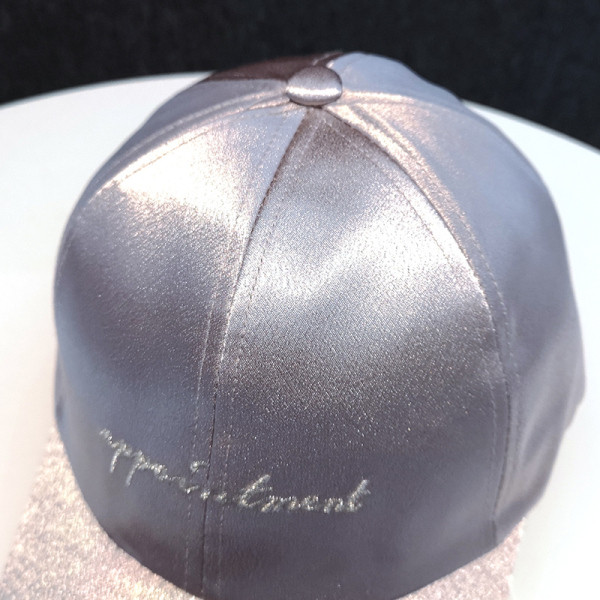 Modern női szatén sapka hímzéssel