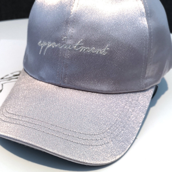 Modern női szatén sapka hímzéssel