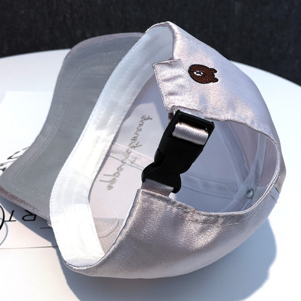 Modern női szatén sapka hímzéssel