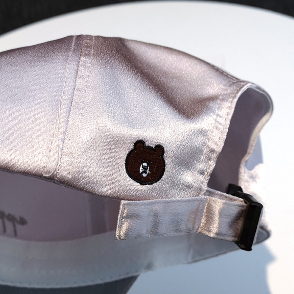 Modern női szatén sapka hímzéssel