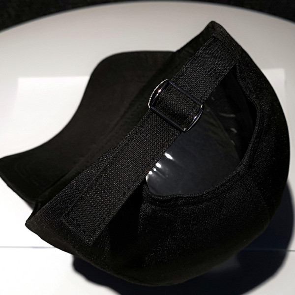 Sport-alkalmi sapka hímzéssel és napellenzővel - alkalmas nőknek és férfiaknak