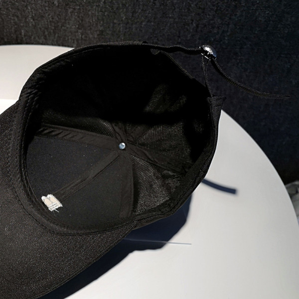 Sport-alkalmi sapka hímzéssel és napellenzővel - alkalmas nőknek és férfiaknak