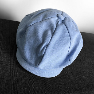 Modern női sapka kis szemellenzővel