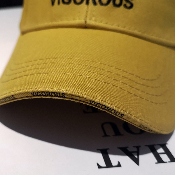 Uniszex textil sapka napellenzővel és hímzett felirattal