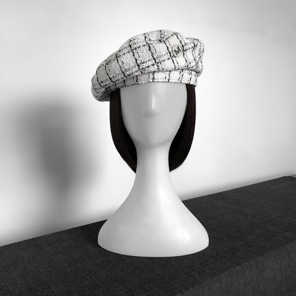 Kockás fehér barett típusú kalap fém elemmel