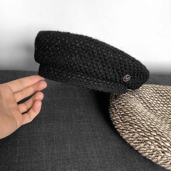 Női modern barett típusú sapka fém elemmel