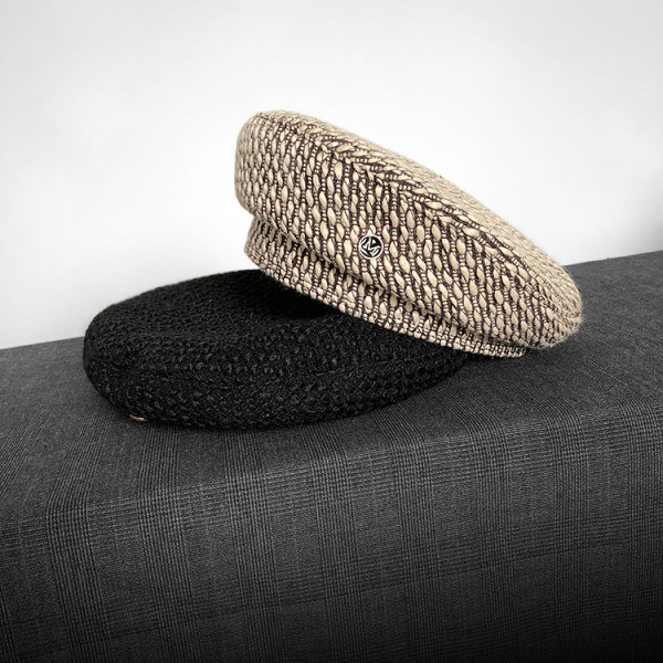 Női modern barett típusú sapka fém elemmel