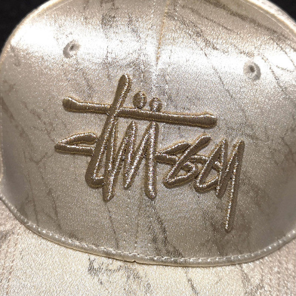 Modern sapka napellenzővel és fényes hatással