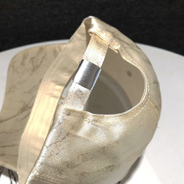 Modern sapka napellenzővel és fényes hatással