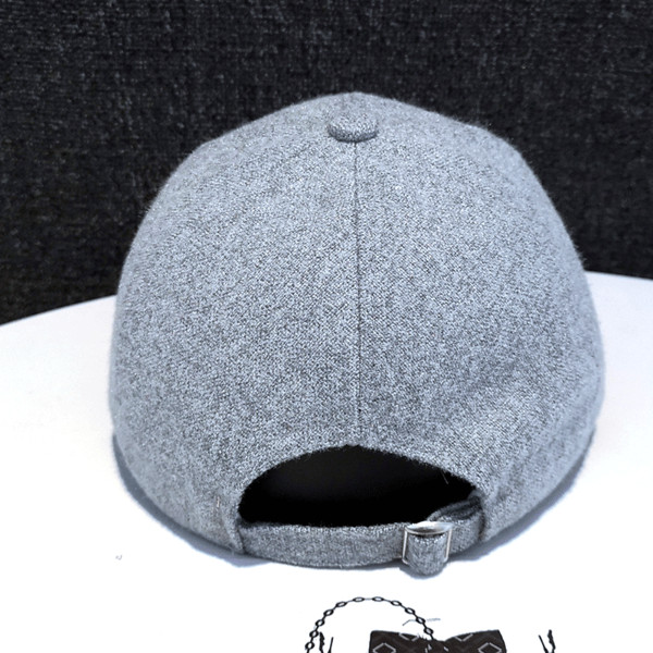 Sport-alkalmi női sapka - hímzéssel