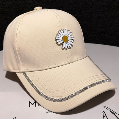 Textil sapka fém díszítéssel és kövekkel