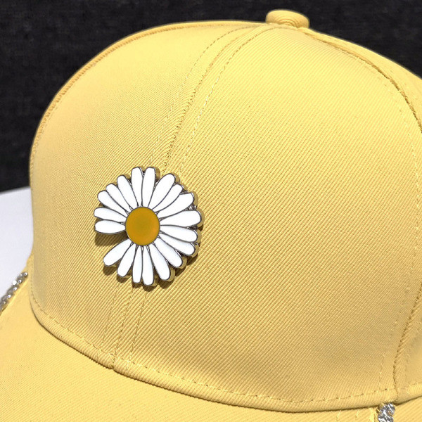 Textil sapka fém díszítéssel és kövekkel