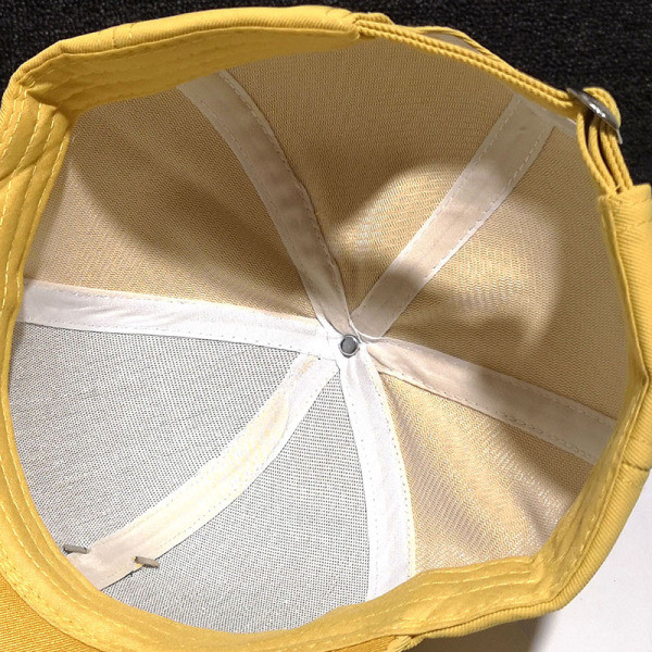 Textil sapka fém díszítéssel és kövekkel