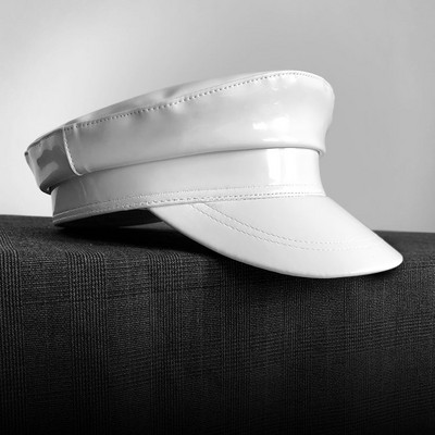 Modern női sapka típusú sapka fehér színben