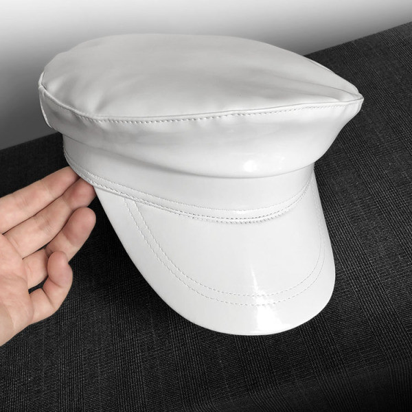 Modern női sapka típusú sapka fehér színben