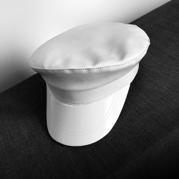 Modern női sapka típusú sapka fehér színben