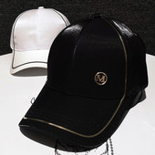 Modern női sapka fém elemmel