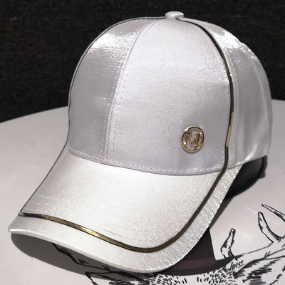 Modern női sapka fém elemmel