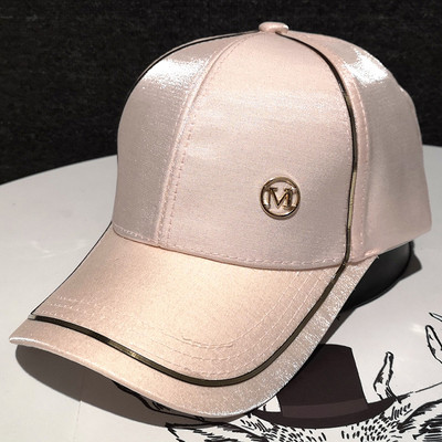 Modern női sapka fém elemmel