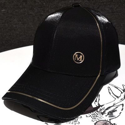 Modern női sapka fém elemmel