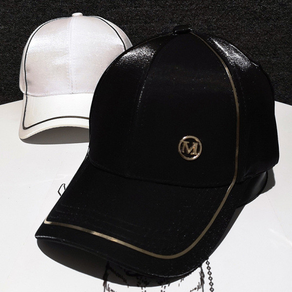 Modern női sapka fém elemmel