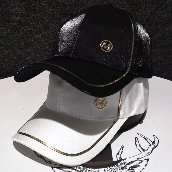 Modern női sapka fém elemmel