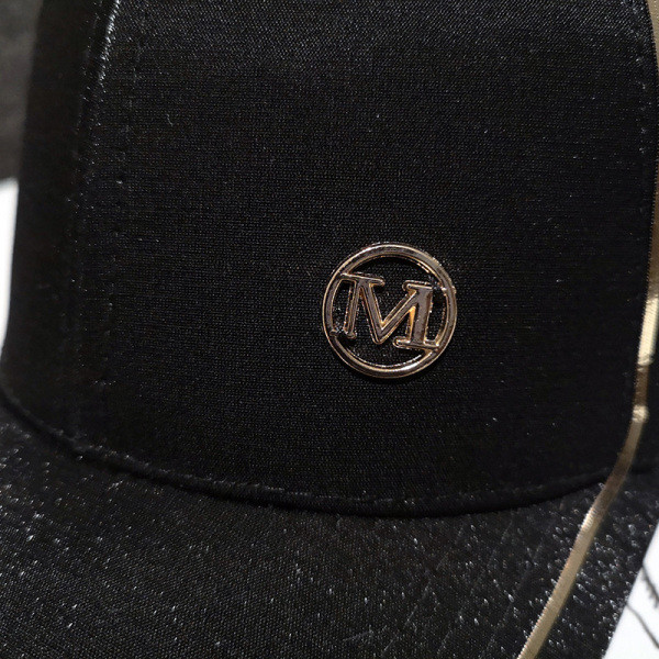 Modern női sapka fém elemmel