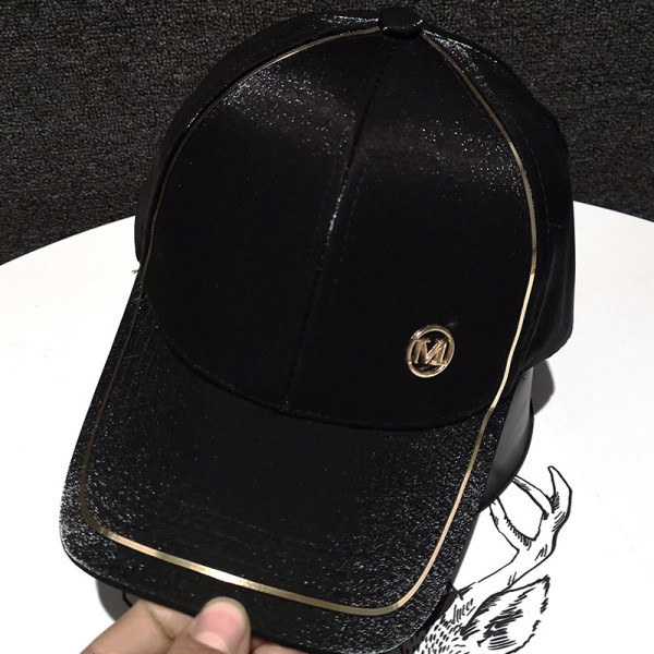 Modern női sapka fém elemmel