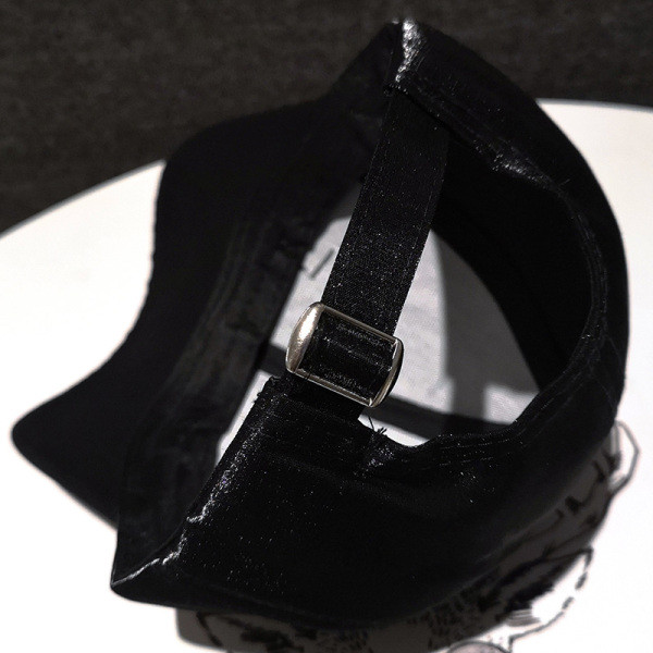 Modern női sapka fém elemmel