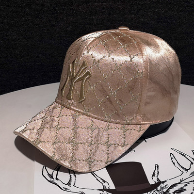 Modern női sapka hímzéssel - két színben