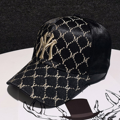 Modern női sapka hímzéssel - két színben