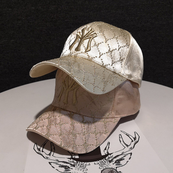 Modern női sapka hímzéssel - két színben