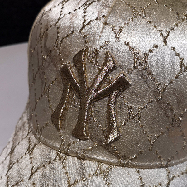 Modern női sapka hímzéssel - két színben