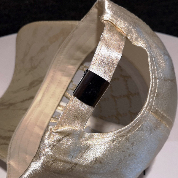 Modern női sapka hímzéssel - két színben