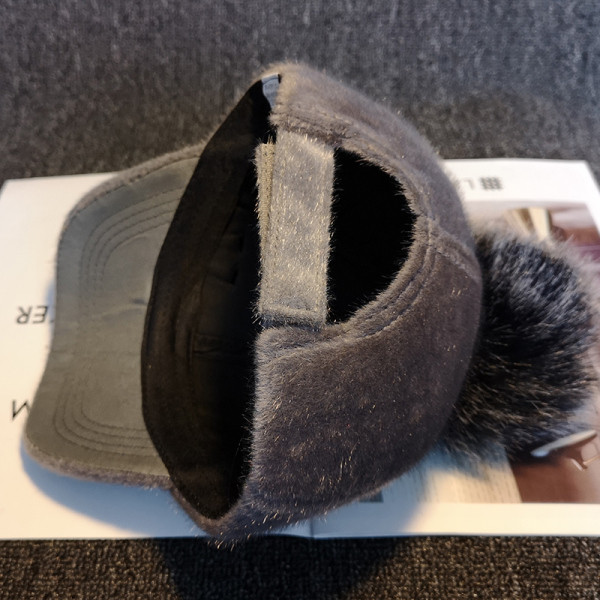 Új modell női sapka pehelypomponnal