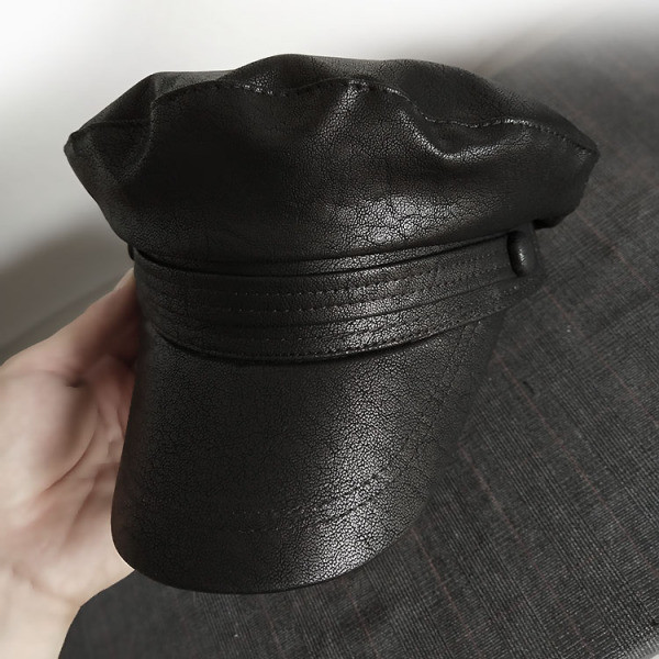 Aktualni ženski šešir tip kapa od eko kože