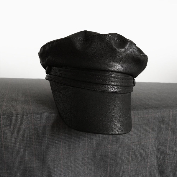 Aktualni ženski šešir tip kapa od eko kože