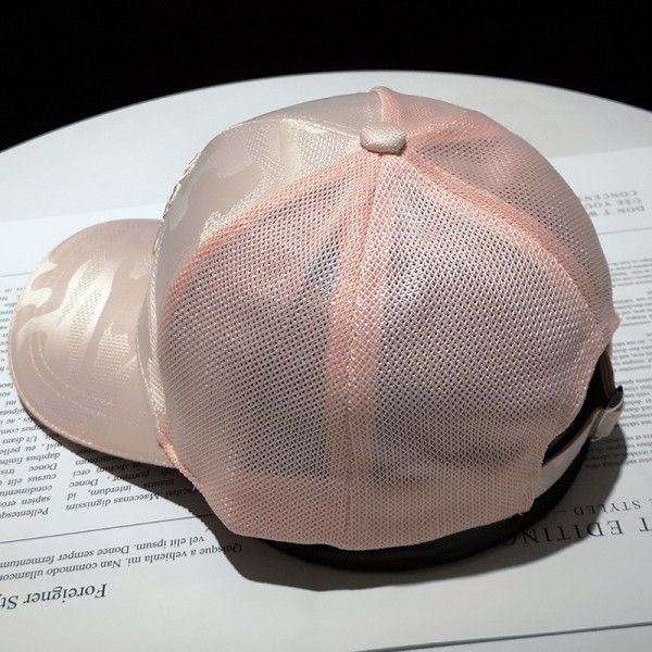 Aktuális női sapka hímzéssel - három színben